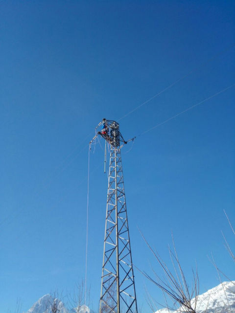 Squadra al lavoro su traliccio in alta quota in condizioni invernali