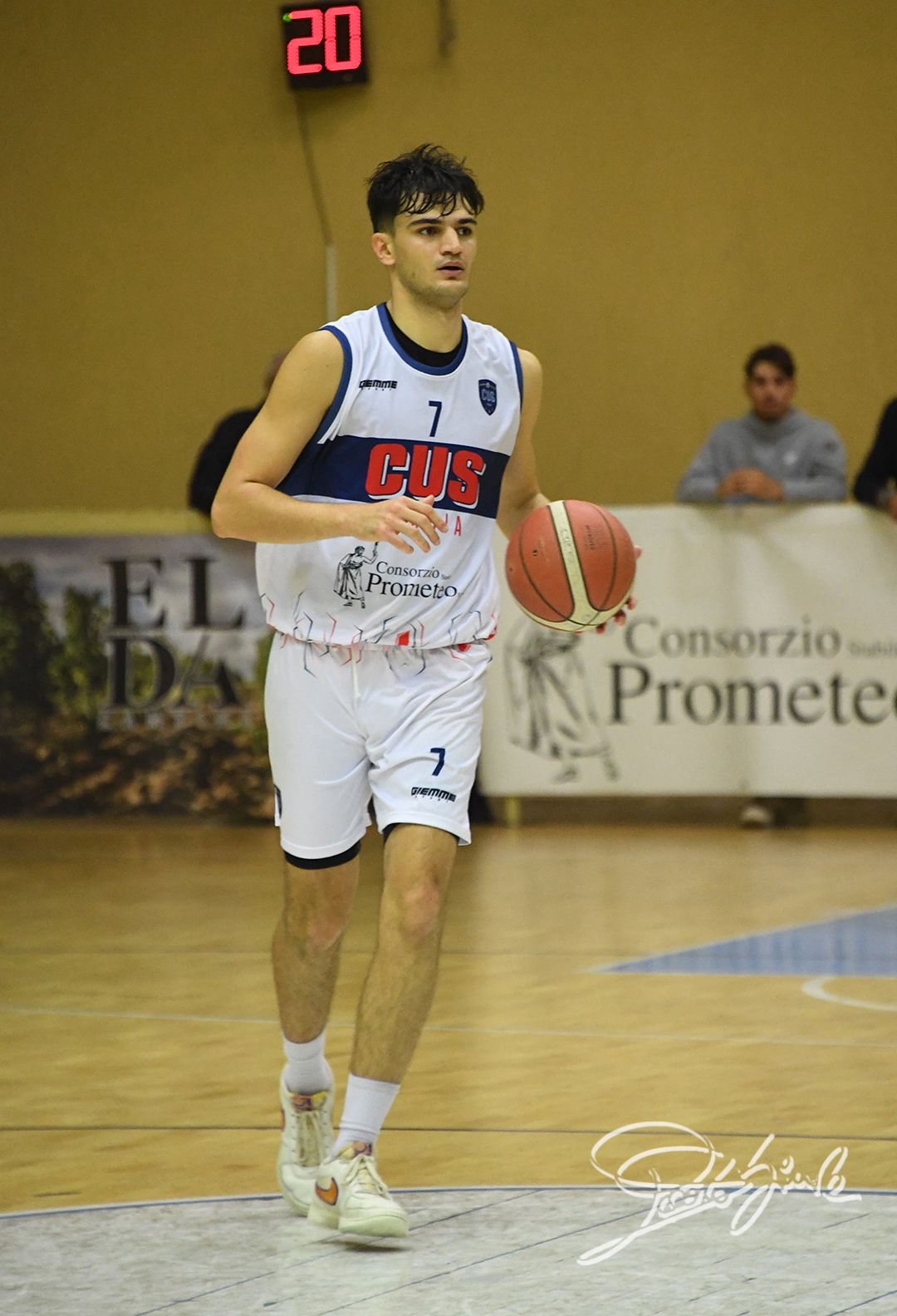 Atleta del CUS Foggia Basket con la maglia sponsorizzata Consorzio Prometeo