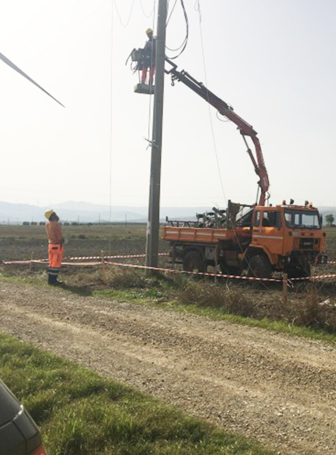 Area di cantiere delimitata con nastro di segnalazione e cestello aereo